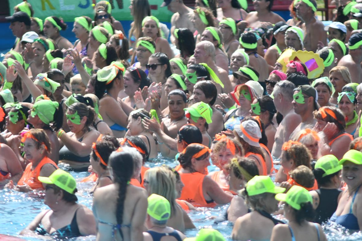 DepTurRosario's tweet photo. ¡Así se vive el #VeranoEnRosario! 💦🌞

Más de 1.500 adultos mayores de las 33 colonias con pileta de @MuniRosario disfrutan de una multitudinaria clase de #acuagym en Saladillo 🎉🥳

#VeranoDelRespeto https://t.co/i3nO5HQPzn