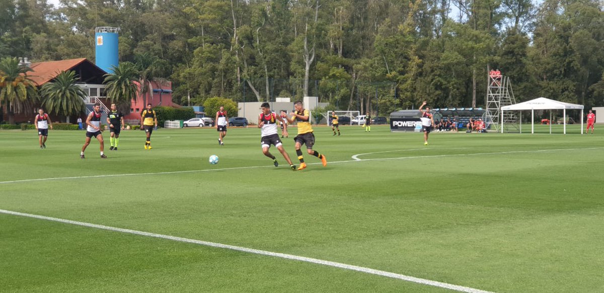 clubcomu's tweet photo. [#Pretemporada]
Amistoso vs. Barracas en el Predio de AFA.
1er partido: derrota 0-1 (Ramiro López).
COMU: Otarola; Izco, Maxi García, Banegas y Giovagnoli; Fernandes Silva, Scatolaro, Cassopero, Nakache; Milton Gimenez y Zárate.

#SeguirCreciendo 
#COMU2020

📸 @barracascentral https://t.co/xSCdPzmHgz