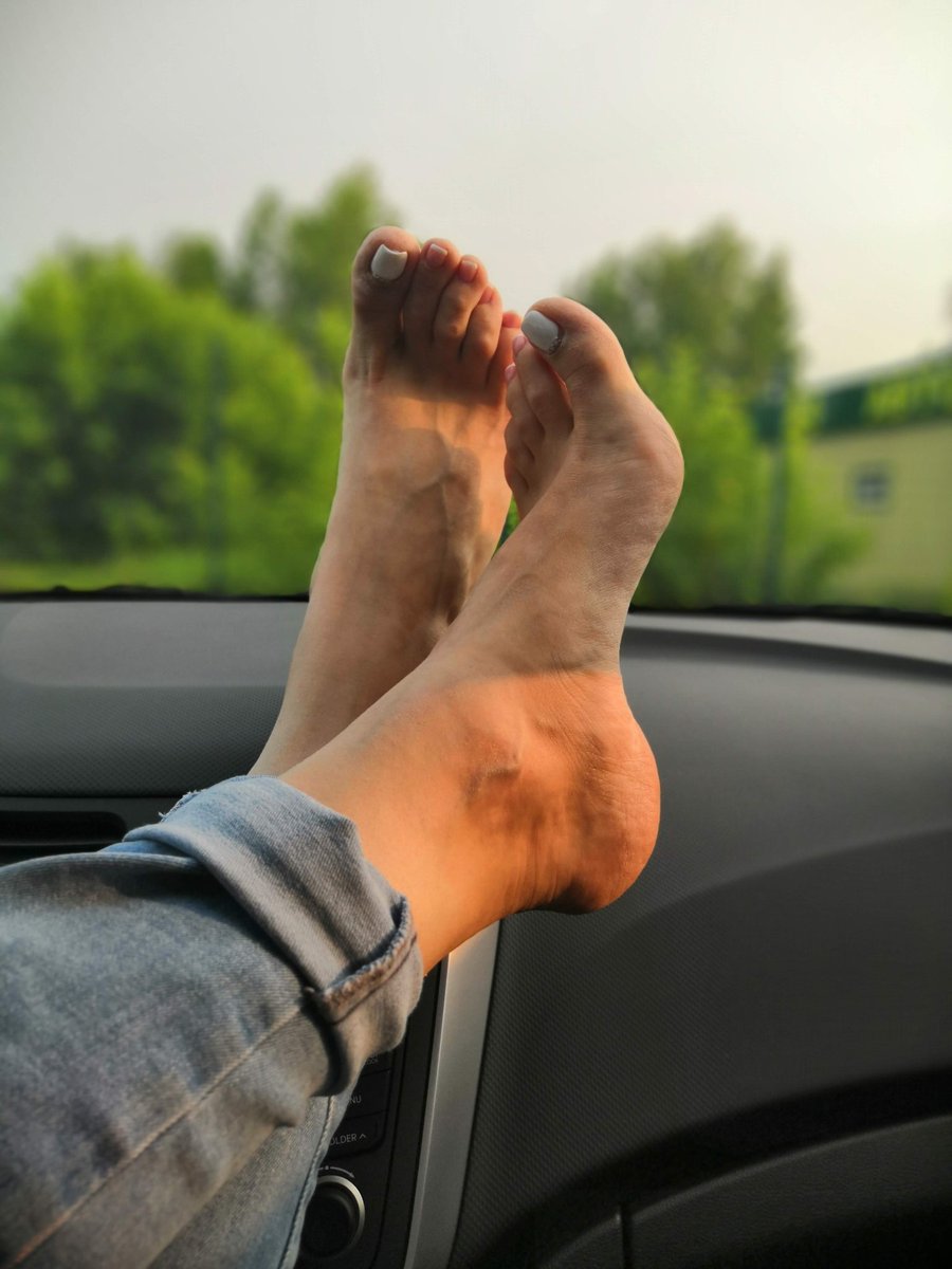 MsNatalia2's tweet photo. Sun is kissing my feet. #foot #feet #feetlover #footfetish #prettyfeet #maturefeet #footworship #sun https://t.co/4lXYQF4q3I