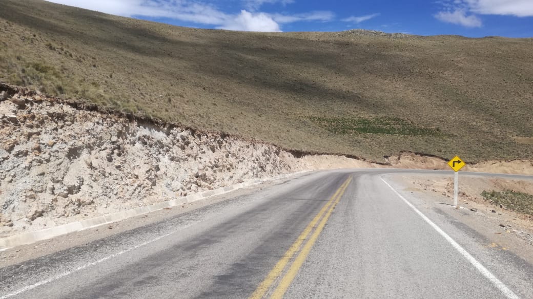 RadioLider97's tweet photo. #Obras_que_DejanHuellas
Productores de frutas de los Valles Sur ya circulan por la carretera asfaltada Patacamaya - Luribay (Tramo I) La obra impulsada por el gobernador @FelixPatzi se construyó con una inversión más de Bs. 27 Millones, la misma tiene una longitud de 13 Km. https://t.co/7oSwhLqUPi