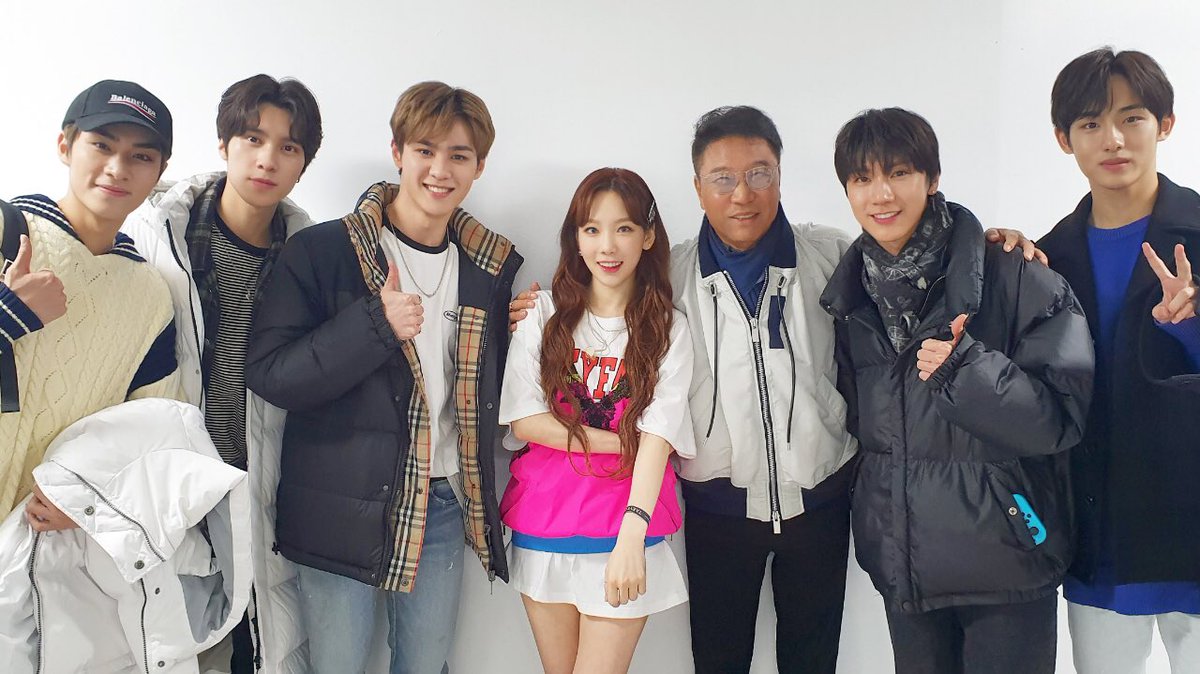 SMTOWNGLOBAL's tweet photo. [📸 #TAEYEON &amp; #XIAOJUN &amp; #HENDERY &amp; #KUN &amp; #SOOMANLEE &amp; #TEN &amp; #WINWIN ]

#태연 콘서트 'TAEYEON CONCERT – THE UNSEEN'의 두번째 공연을 응원하러 온 #이수만 선생님과 #WayV #샤오쥔, #헨드리, #쿤, #텐, #윈윈! 
내일 공연도 많이 기대해주세요!💟 https://t.co/NA0TkE4dkT