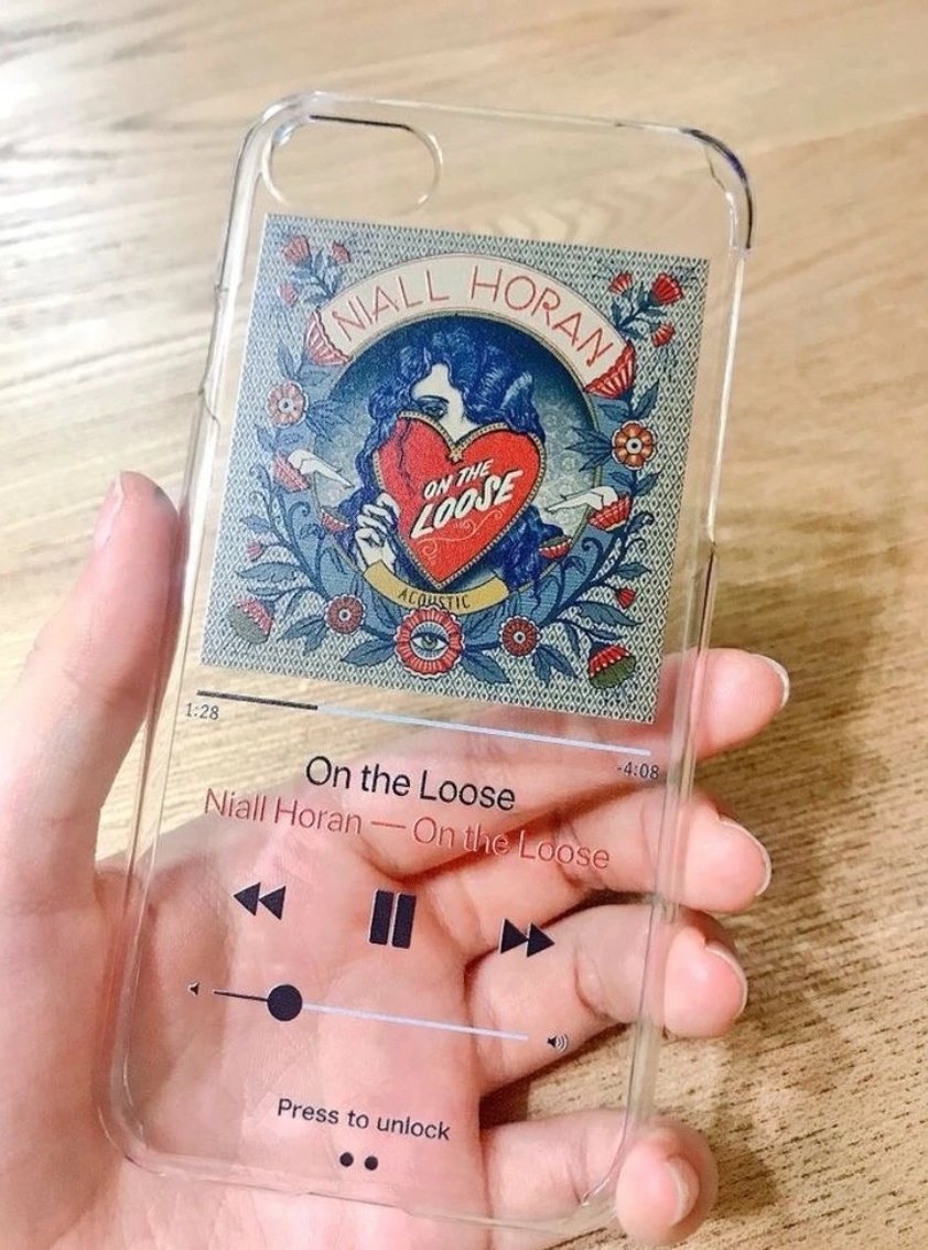 niallmynewangel's tweet image. Si llego a 300 rts @caseinabox me regala está carcasa con la canción de "Flicker" de @NiallOfficial 

Dadme rt porfi ✌️💜 

If I reach 300 rts @caseinabox give me this case with the song of "Flicker" by @NiallOfficial 

Give me rt porfi ✌️💜