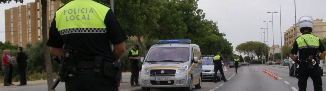 Navalpolicia's tweet photo. 🚔 🔦🚨Seguimos efectuando #ControlesAleatorios por diferentes puntos del #Municipio.
Procura llevar la #Documentación de tu vehiculo y la personal en regla y si vas a beber alcohol 🍷🍻valora el dejarlo estacionado.
#PorTuSeguridad https://t.co/Z312YH0NFU