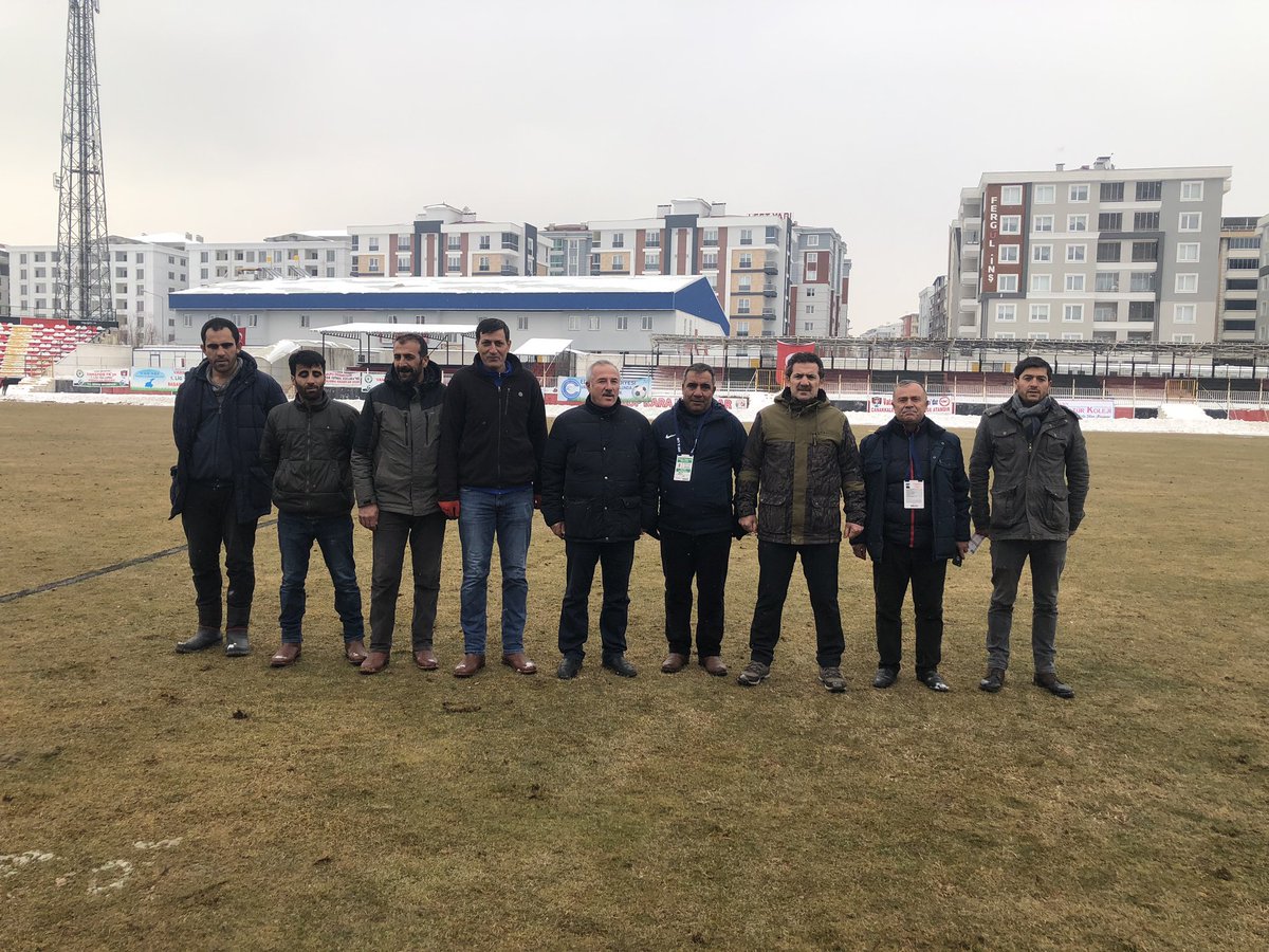 GSB_Van's tweet photo. 1️⃣ Bugün ilimzde VanSporFK ile Niğde AnadoluFK arasnda oynanacak karşlaşma öncesi 2 gün boyunca ilimizde etkili olan kar yağışından dolayı takımımızn çim sahada karşılaşmaya çıkması için gece gündüz demeden bir kez daha takımımızn yanında olduklarını+++ @hamzayerlikaya @mehbaykan https://t.co/TBH7H8j3nD