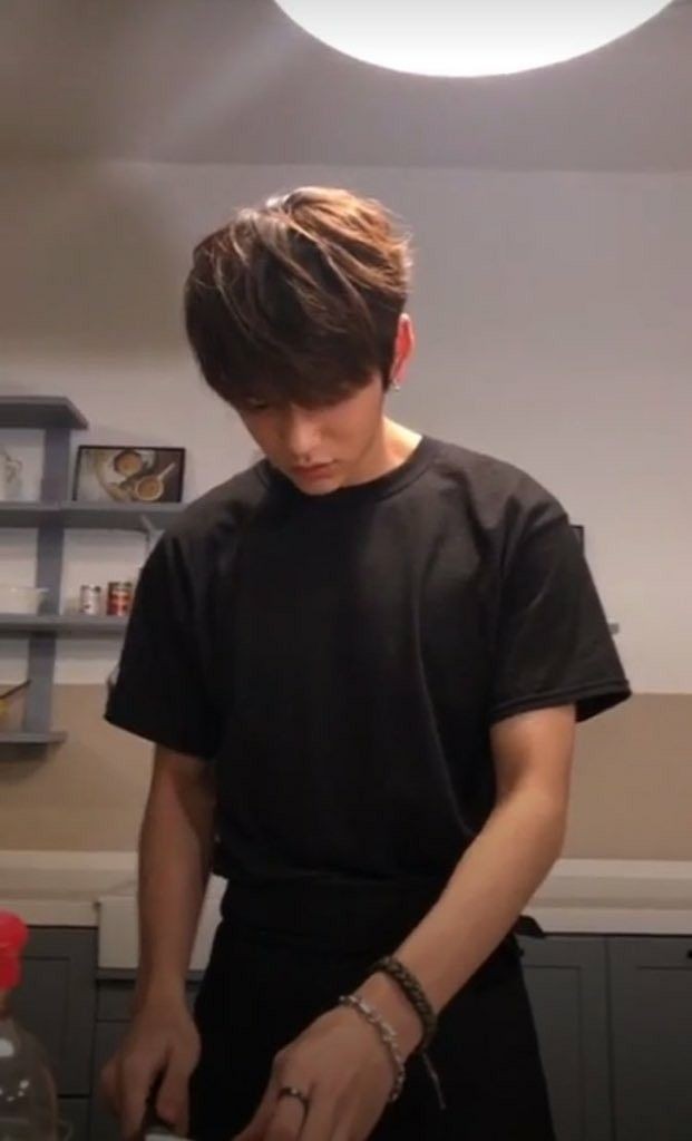 วันนี้พี่เขาลงทุนเข้าครัวเอง ท่าทางจะได้กินของอร่อย