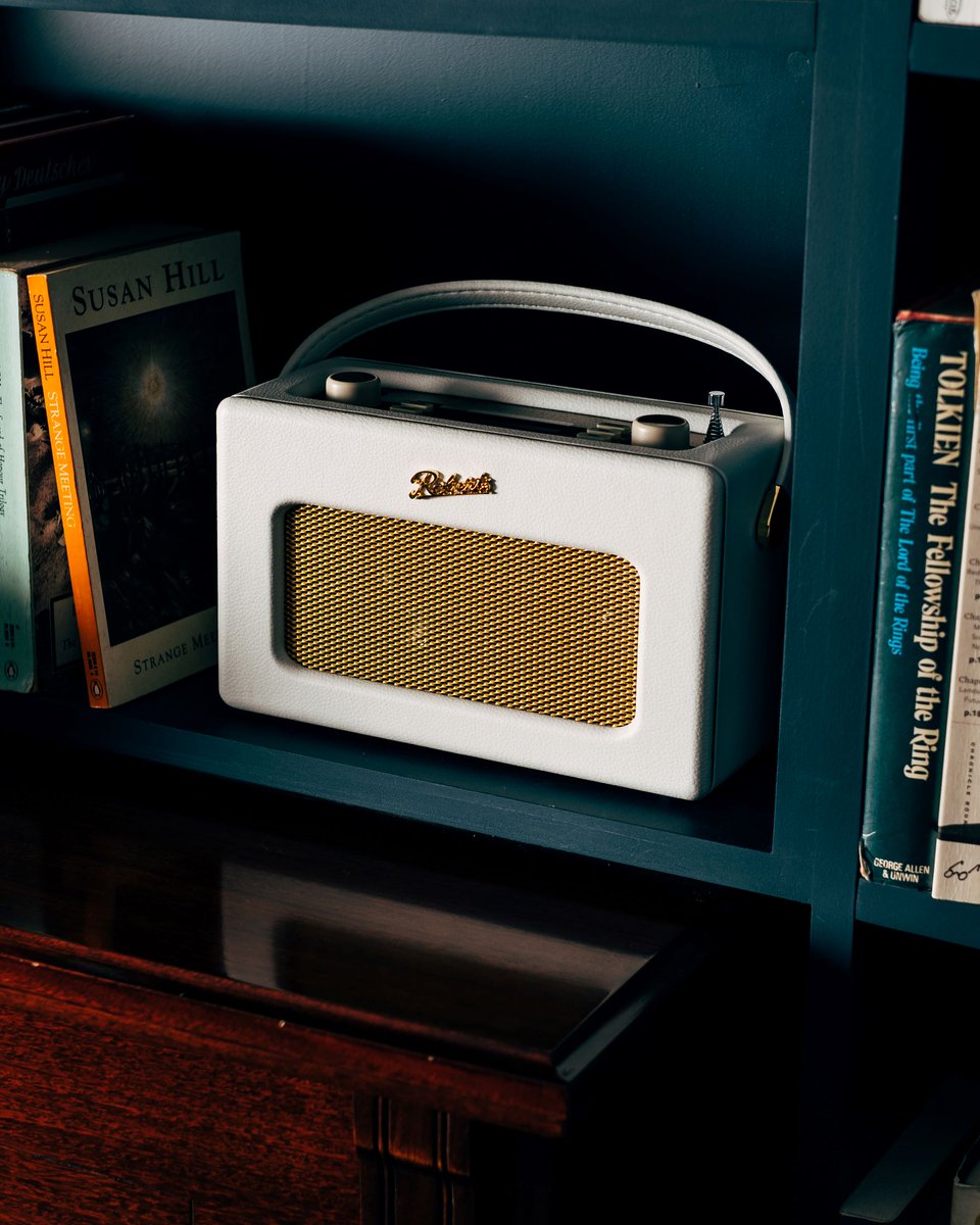 RobertsRadioUK's tweet photo. While other audio devices shy away from the limelight, Roberts are designed to enhance your space. With its classic good looks and room-filling sound, the iStream 3 in White will always turn heads. #iStream3 #RobertsRadio #Roberts #Radio #RobertsRevival #Vintage #RetroRadio https://t.co/tk7C6y58Xi