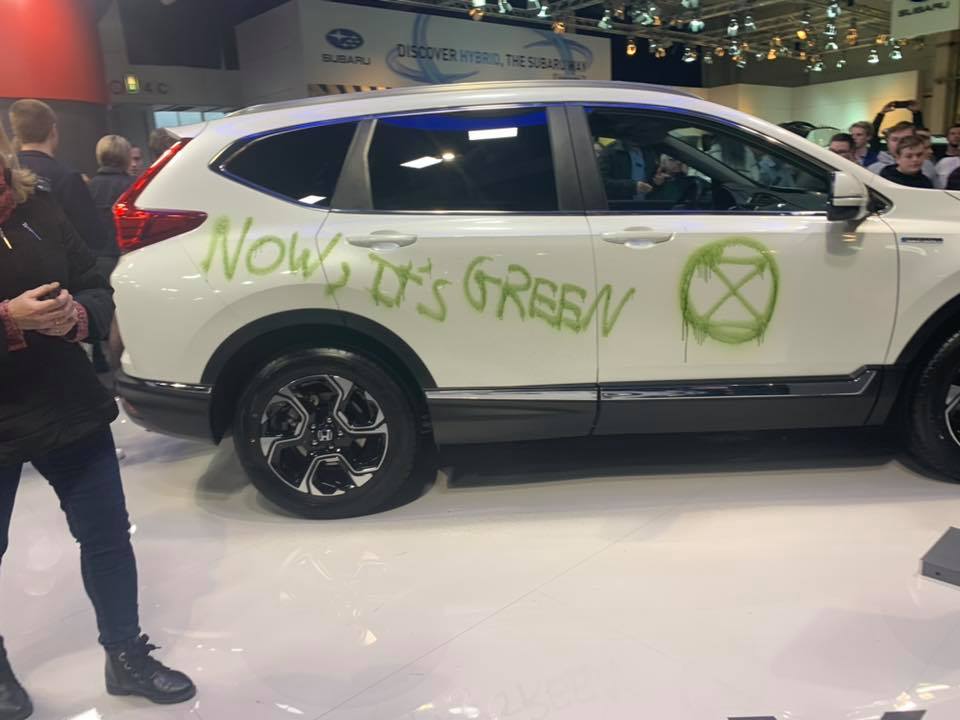 XR_Belgium's tweet photo. @Shell This is Extinction Rebellion's version of #greenwashing at #AutoSalon2020 #SalonofLies https://t.co/JXAhrMR4Ug