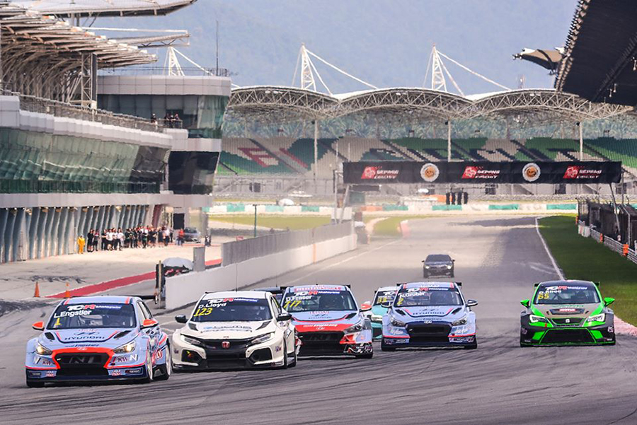 fiatcrworldtour's tweet photo. #Daniellloyd23 leads #TCRMalaysia after opening in #SepangCircuit.
Double victory for #TeamEngstler, with #LucaEngstler in #Race1 and #NicoGruber in #Race2, but their #Hyundaii30N retired in the other.
3rd in both races local racer #GilbertAng with #ViperNizaRacing #CUPRA
#TCR https://t.co/aXOEK0ev8W