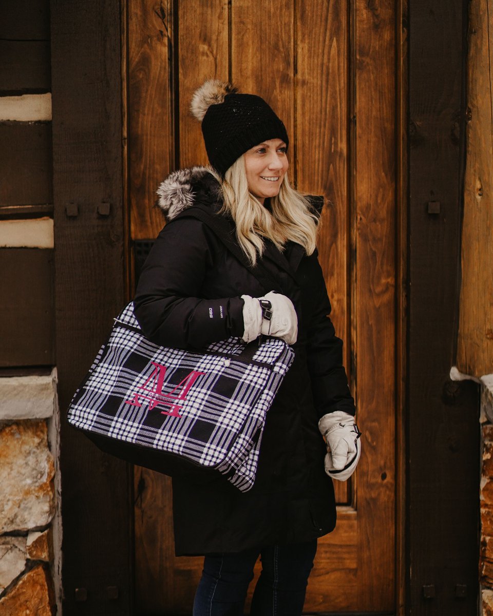 ThirtyOne's tweet photo. The perfect bag for a winter weekend getaway ❄️ + it's 25% off now through 1/21! --> https://t.co/reJIfL2yrs https://t.co/BUjKFe6qtm