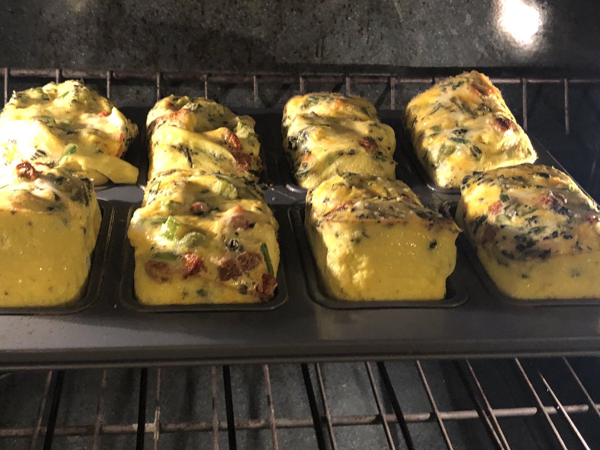 auntjillinks's tweet image. Veggie frittatas #Cook90