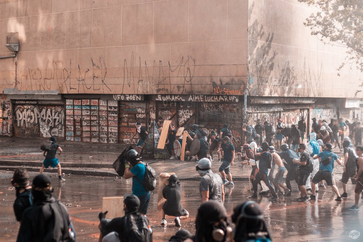 SPSProd's tweet photo. Hoy se cumplen 3 meses de manifestaciones y protestas en contra del sistema económico y político que nos viene encareciendo la vida a los más vulnerables y la PRIMERA LÍNEA es la que más aguante tiene ✊🏿🙌🏿🔥💣 GRACIAS KABRES ♥️ https://t.co/eqdfADj2m5
