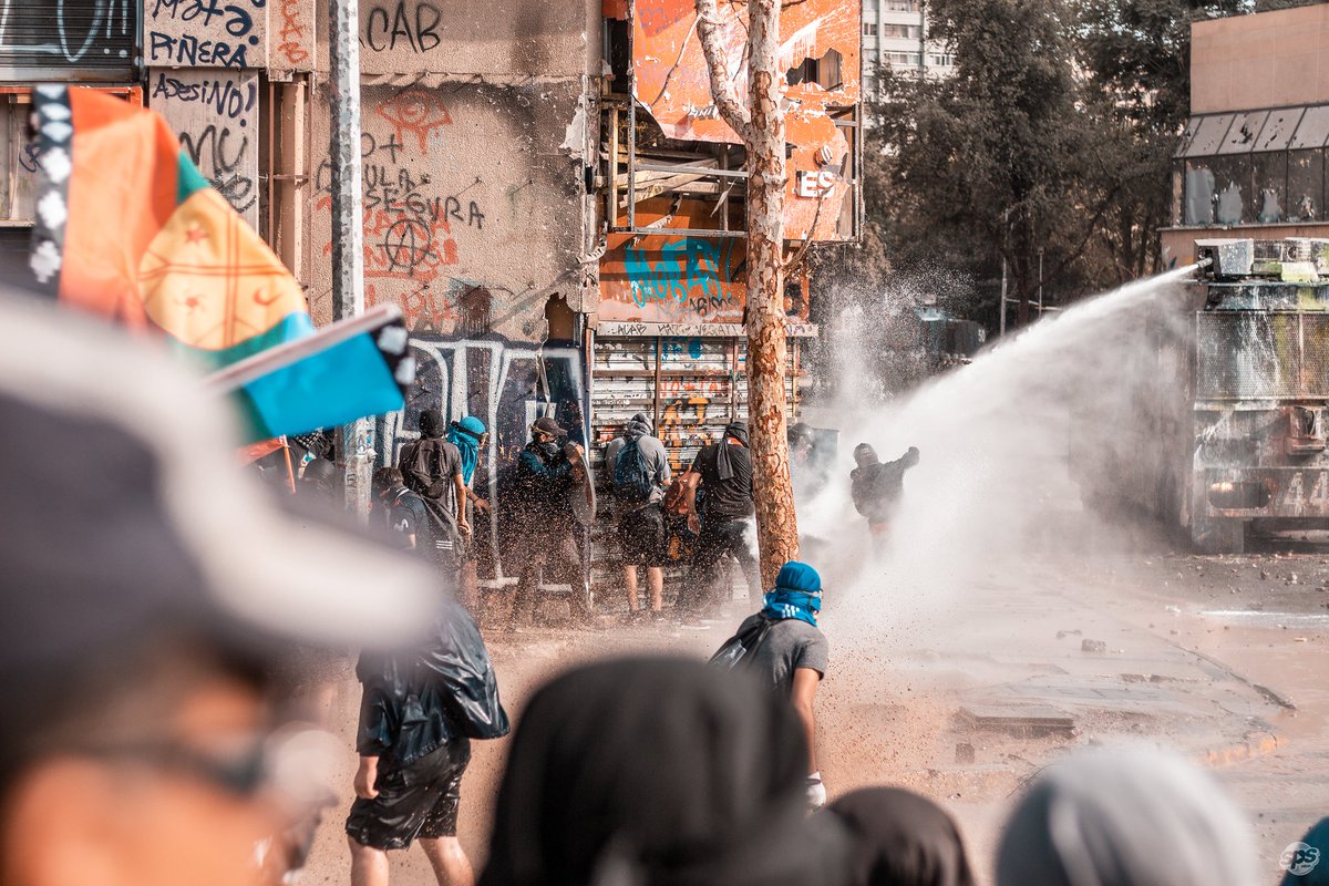 SPSProd's tweet photo. Hoy se cumplen 3 meses de manifestaciones y protestas en contra del sistema económico y político que nos viene encareciendo la vida a los más vulnerables y la PRIMERA LÍNEA es la que más aguante tiene ✊🏿🙌🏿🔥💣 GRACIAS KABRES ♥️ https://t.co/eqdfADj2m5