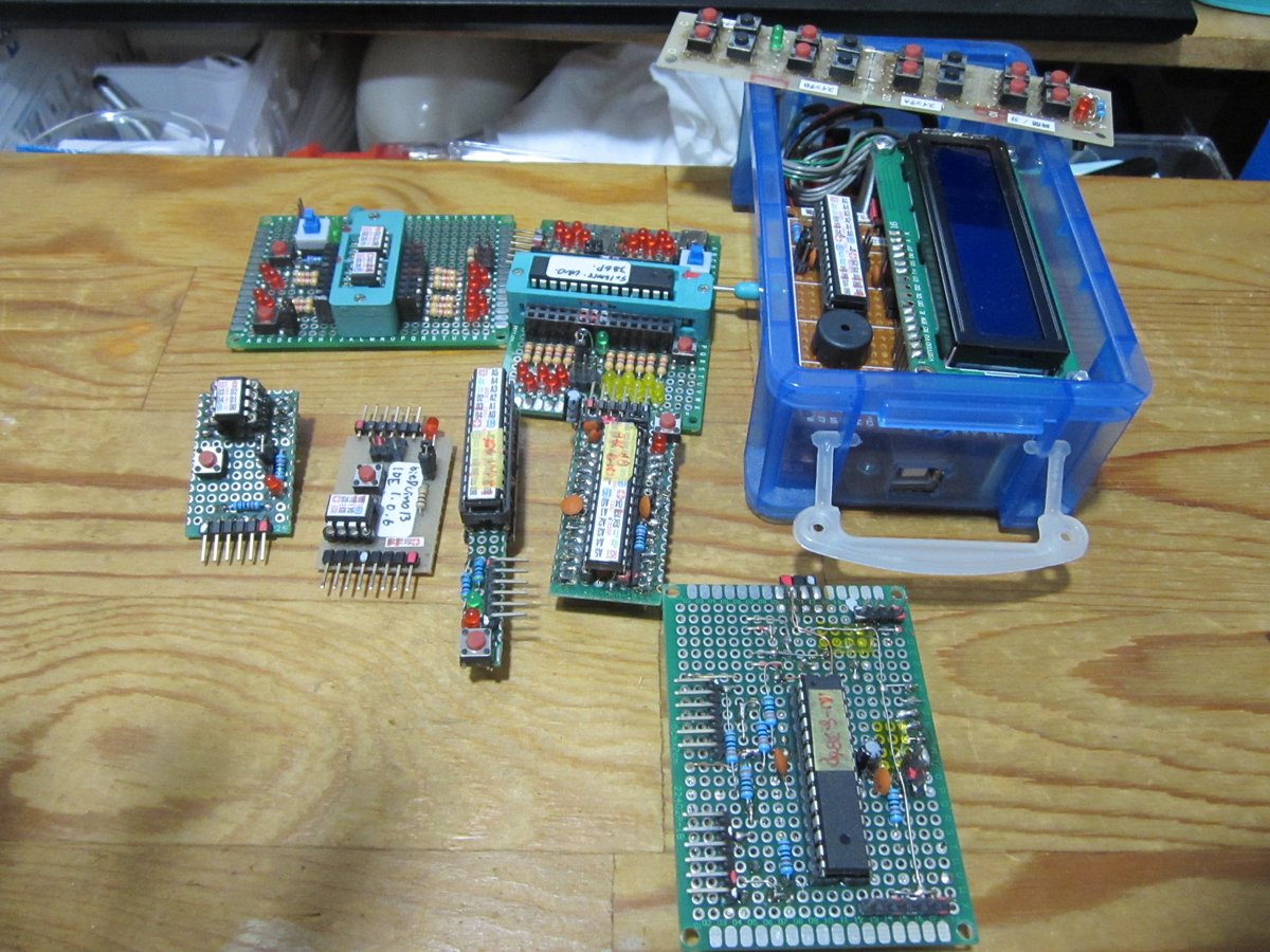 saiki0011's tweet image. 買置きの #AMS1117 -3.3 を
探すついでに片付けていたら
歴代の #自作Arduino が出て来たので
思わず記念撮影しました
コンセプトの移行で形状変化が激しいのは定めでしょうか😆
でも一番活躍してるのは
廊下の3方向熱感知ランプと自作8セグ時計💦
#ATTiny13 #ATmega328P #Arduino #電子工作