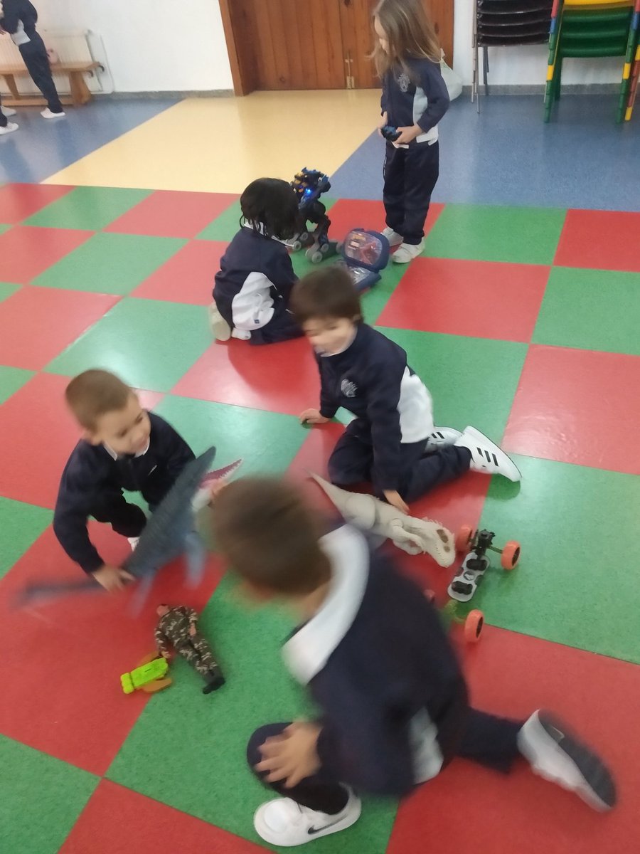 csabea1's tweet image. Enseñamos y compartimos los juguetes que nos han traído los Reyes Magos. ,,🧸⚔️👑