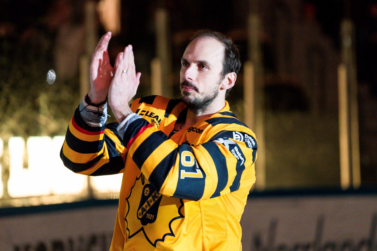 skelleftea_aik's tweet photo. 18 säsonger, 950 matcher, 2 guld. Tack för allt, Fredrik Lindgren! 🖤💛 https://t.co/bRyED8BJbG
