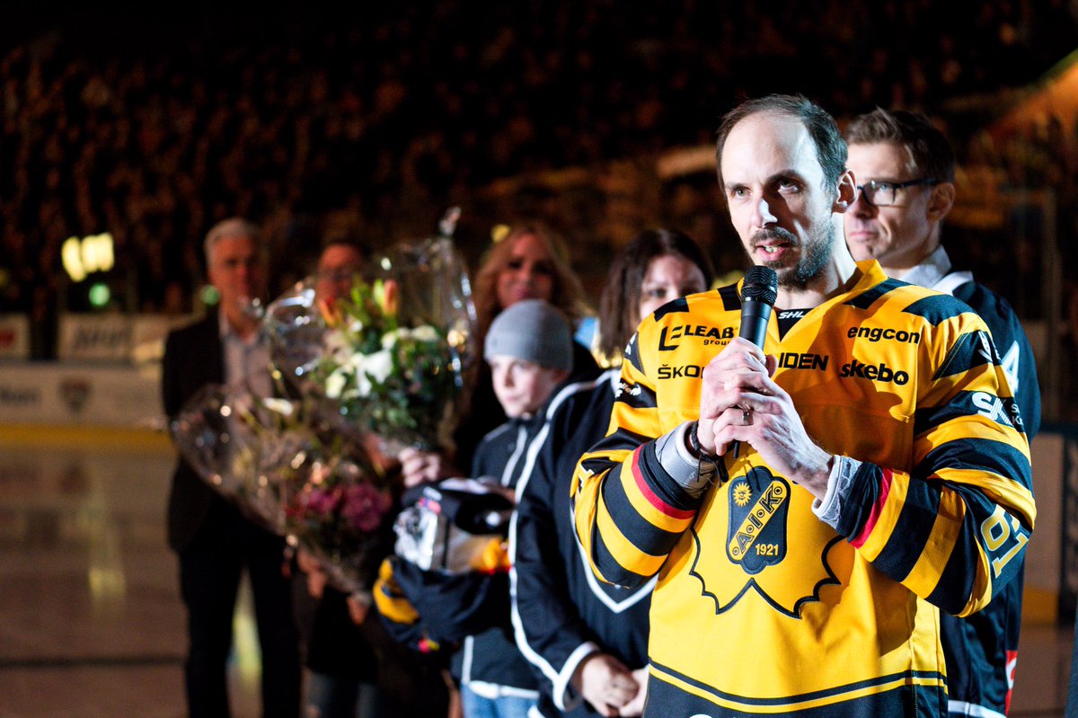 skelleftea_aik's tweet photo. 18 säsonger, 950 matcher, 2 guld. Tack för allt, Fredrik Lindgren! 🖤💛 https://t.co/bRyED8BJbG