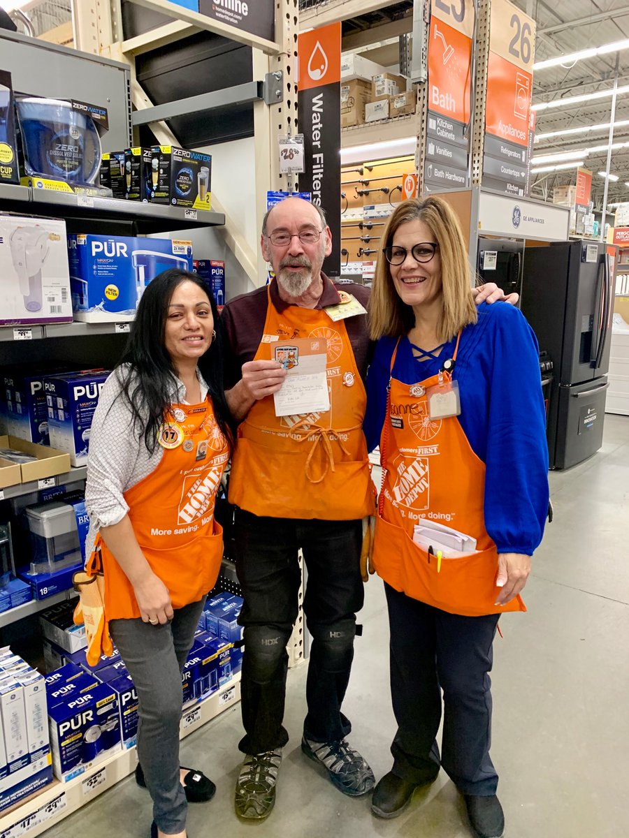 Recognizing Steve from D26/29 for all his hard work and dedication in the department and through out the store 👏🏽🌟 ⁦<a href="/roetimmerman/">Rosanne</a>⁩ ⁦<a href="/Tino_Longobardi/">Tino Longobardi</a>⁩ ⁦@LourdesPerry⁩