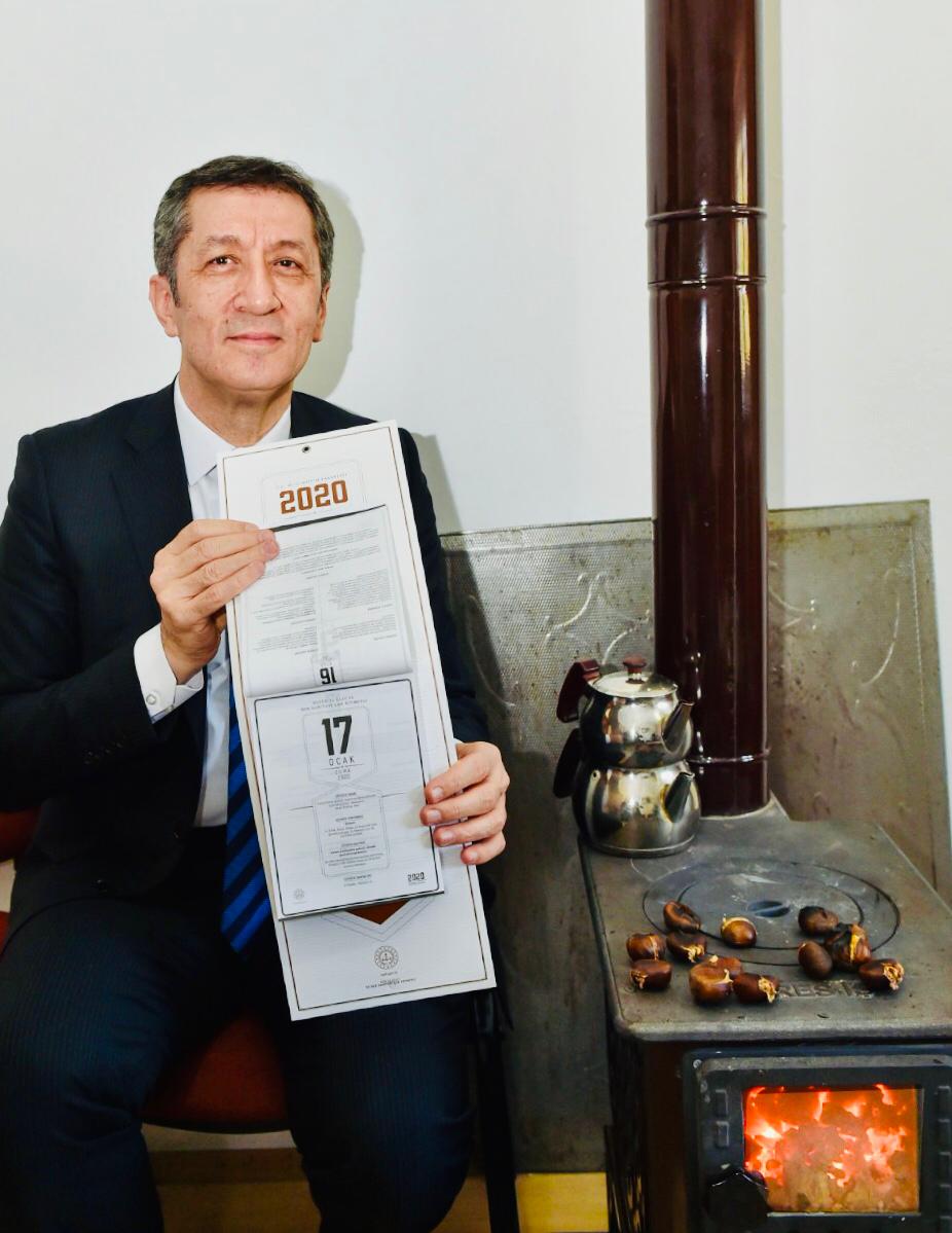 Çocukken duvarımızda bir maarif takvimi vardı. Kimi zaman annemin kopardığı takvim yaprağını okurdum. Bu hikaye eski ama fotoğraf yeni. Dünden.Bir köy okulunun duvarından çıkarttım eğitim takvimini,17 Ocak’ı çocuklara okudum. Belki de başka evlerde başka çocuklar böyle okuyordur.