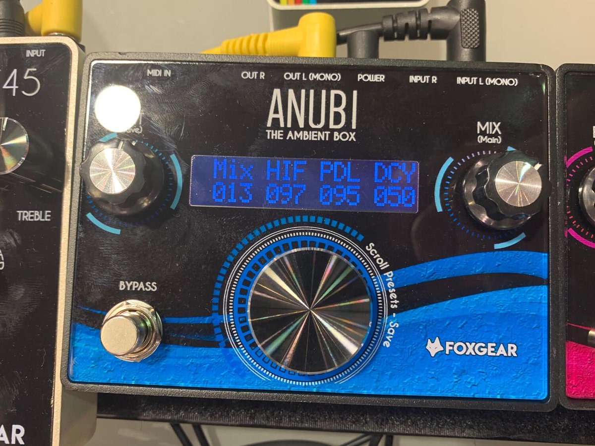 young_guitar's tweet photo. ［フォックスギア］大きめの筐体の"Anubi"はモジュレーションとアンビエント系。これまでと同じ小型サイズのモデルにも"Freaky Modulating Multi-Algorithms"と書かれたモジュレーション・ペダル"XYZ WAVES"が登場。
#namm2020 #ギター #foxgear https://t.co/f0hCvcfNu1