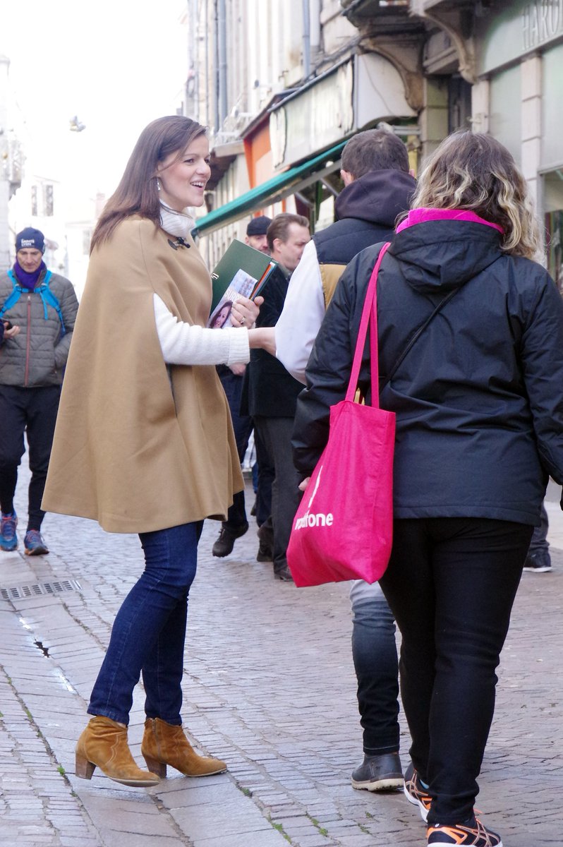 IsabelleSurply's tweet photo. 🌞 Marché de #SaintChamond :
En 10 ans de terrain, je n'ai jamais reçu un accueil aussi chaleureux : 500 tracts distribués, mon numéro donné à l'envi, des débats, des embrassades, des anecdotes, des soutiens !
Merci 🙏 https://t.co/7IGd8RtDAe