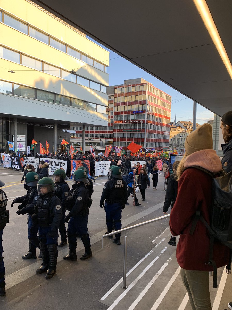 Fast alle Vermumt. Unglaublich will doch nach der Schule nur nach Hause...
#bern #wefdemo