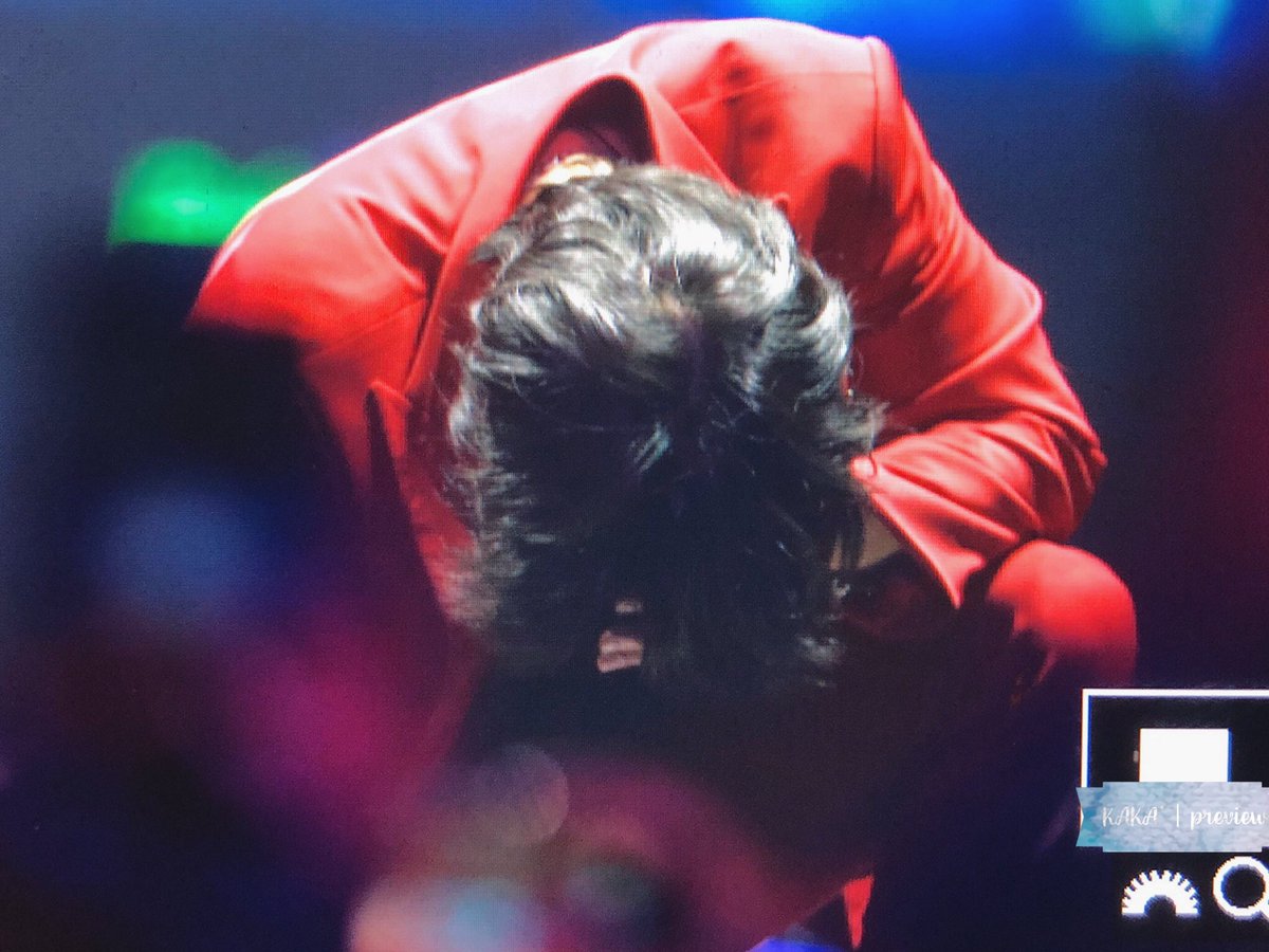 NochesconSuJu's tweet photo. Nos duele mucho verte así😰😰, se que tu amor hacia ELF es muy grande, pero tu salud es primero.

Porfavor, no te sobre exijas y descansa.

ELF TE AMA @donghae861015
#GetWellSoonDonghae 
@SJofficial https://t.co/DhGfiE8A6Q