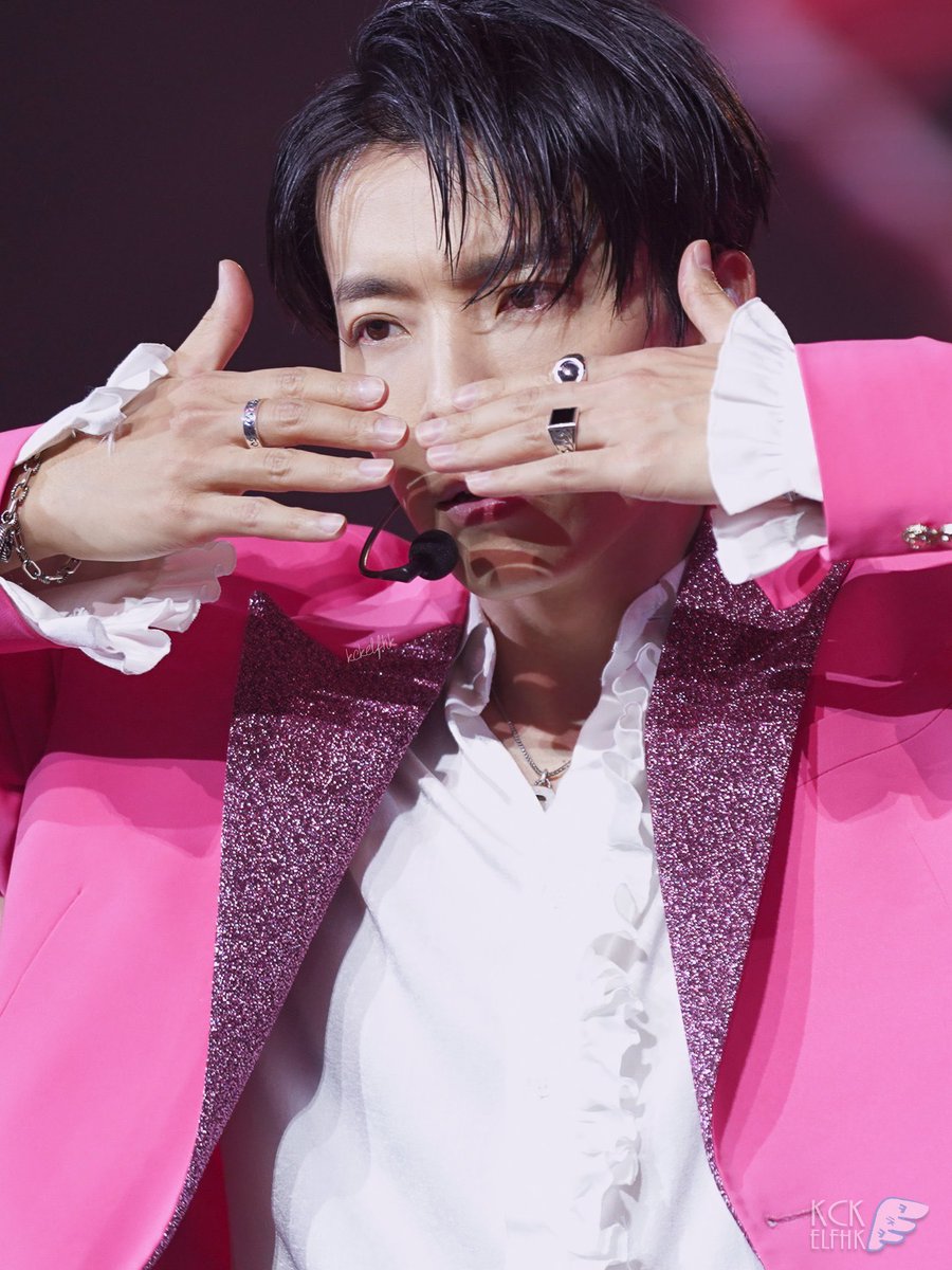 NochesconSuJu's tweet photo. Nos duele mucho verte así😰😰, se que tu amor hacia ELF es muy grande, pero tu salud es primero.

Porfavor, no te sobre exijas y descansa.

ELF TE AMA @donghae861015
#GetWellSoonDonghae 
@SJofficial https://t.co/DhGfiE8A6Q