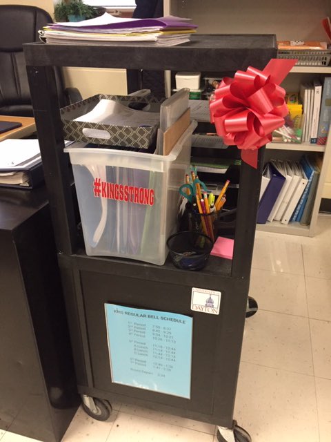 Kings_Schools's tweet photo. 🅦🅔 ❤️ 🅞🅤🅡 🅚🅘🅝🅖🅢 🅢🅣🅐🅕🅕!!

At yesterday’s inservice, our staff was given a red ribbon as a symbol of support from the Kings Administration. 

Our staff is the best and we are so proud of what they do for kids every day! They are what makes us #KingsStrong! https://t.co/H0DwGyYsSD