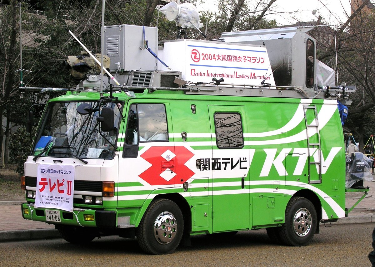 carfuns_1976's tweet photo. 2004年1月25日の大阪国際女子マラソンで撮影した移動中継車です。
・東海テレビ　三菱ふそうファイターFK　京成自工　1993年式
・関西テレビ　いすゞフォワードFRR（1988年～1990年）
＊関西テレビの中継車はかつて、日産キャラバン（初代）や
トヨタ ランドクルーザー60系も使われていたそうです。 https://t.co/GksiSw0y97