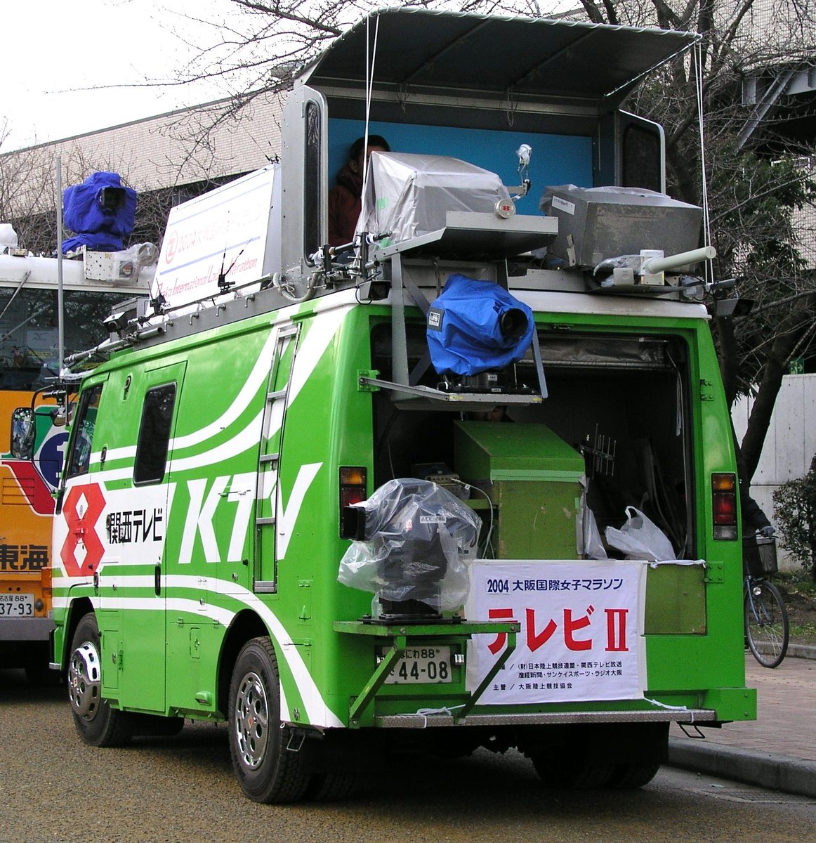 カーファンズ Car Funs 12年の大阪国際女子マラソンは移動中継車3台体制で 関西テレビ 東海テレビに加えて フジ テレビも投入 いすゞフォワードマックスfrd 05年式 ヨコハマモーターセールス ちなみにフジテレビの移動中継車は06年大会の第2中継