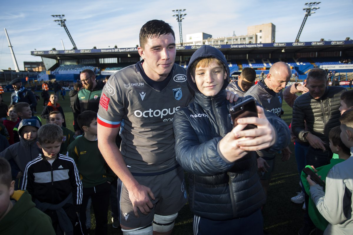 Cardiff_Rugby's tweet photo. Always a pleasure to mingle with supporters on the pitch after a game at the Arms Park. Great to see so many youngsters in attendance today. Thank you for your support 👍🏼 https://t.co/b2uJ5fIavO