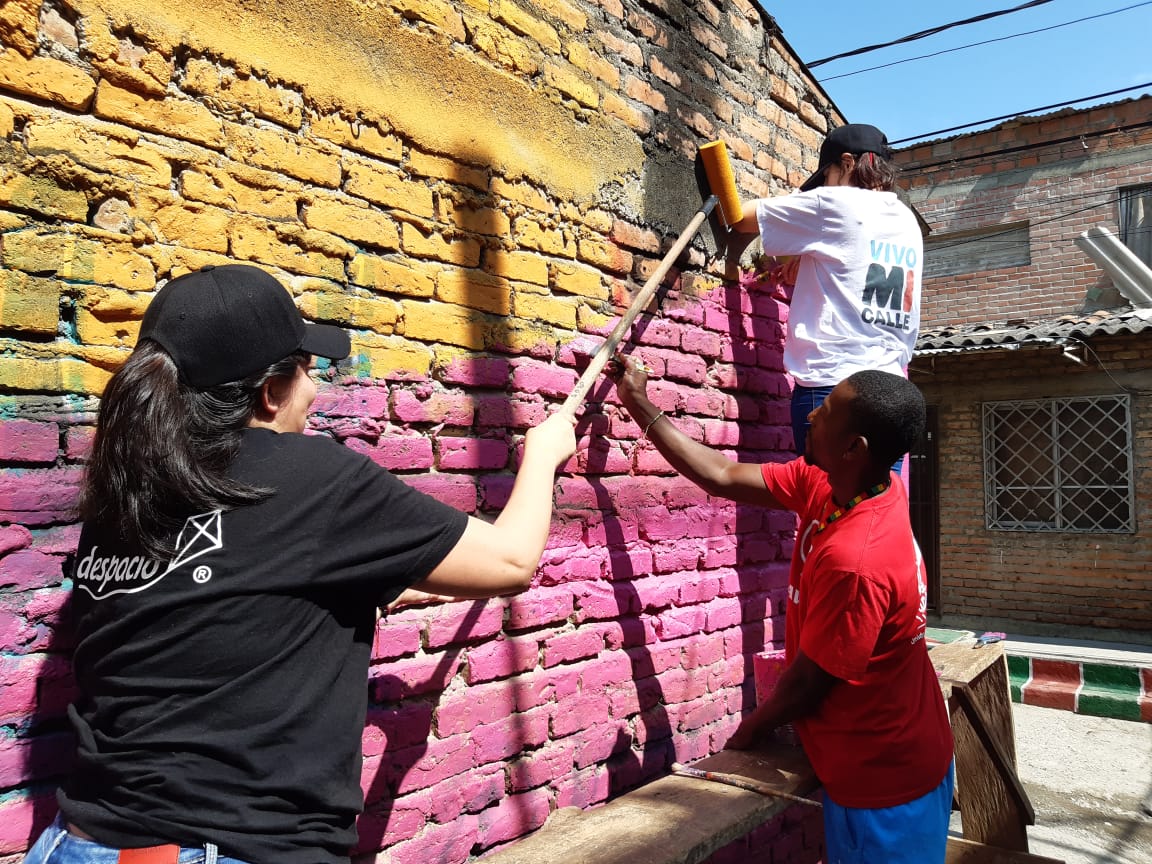 despacio_org's tweet photo. ¡#VivoMiCalle sigue avanzando! Junto a la comunidad del barrio El Poblado 2, en Cali, realizamos un mural para mejorar el entorno de la nueva ruta para caminar y pedalear. Aquí algunas imágenes
#CaliCo https://t.co/DhQaflVSQc