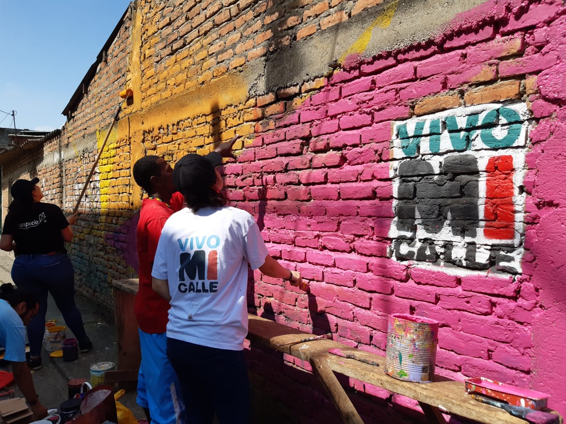 despacio_org's tweet photo. ¡#VivoMiCalle sigue avanzando! Junto a la comunidad del barrio El Poblado 2, en Cali, realizamos un mural para mejorar el entorno de la nueva ruta para caminar y pedalear. Aquí algunas imágenes
#CaliCo https://t.co/DhQaflVSQc