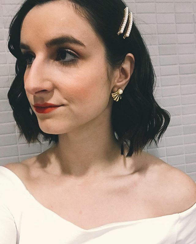 RittelMeThis's tweet photo. Trendy hair clips and my grandma’s earrings make the perfect pair. 💕 I wasn’t sure how I felt about the reemergence of hair clips but I’ve been slowly working them into my outfits and I like it! What do you think about hair clips? .
.
.
.
#hairclips … https://t.co/DRtnTGMcid https://t.co/Dqi81us00t