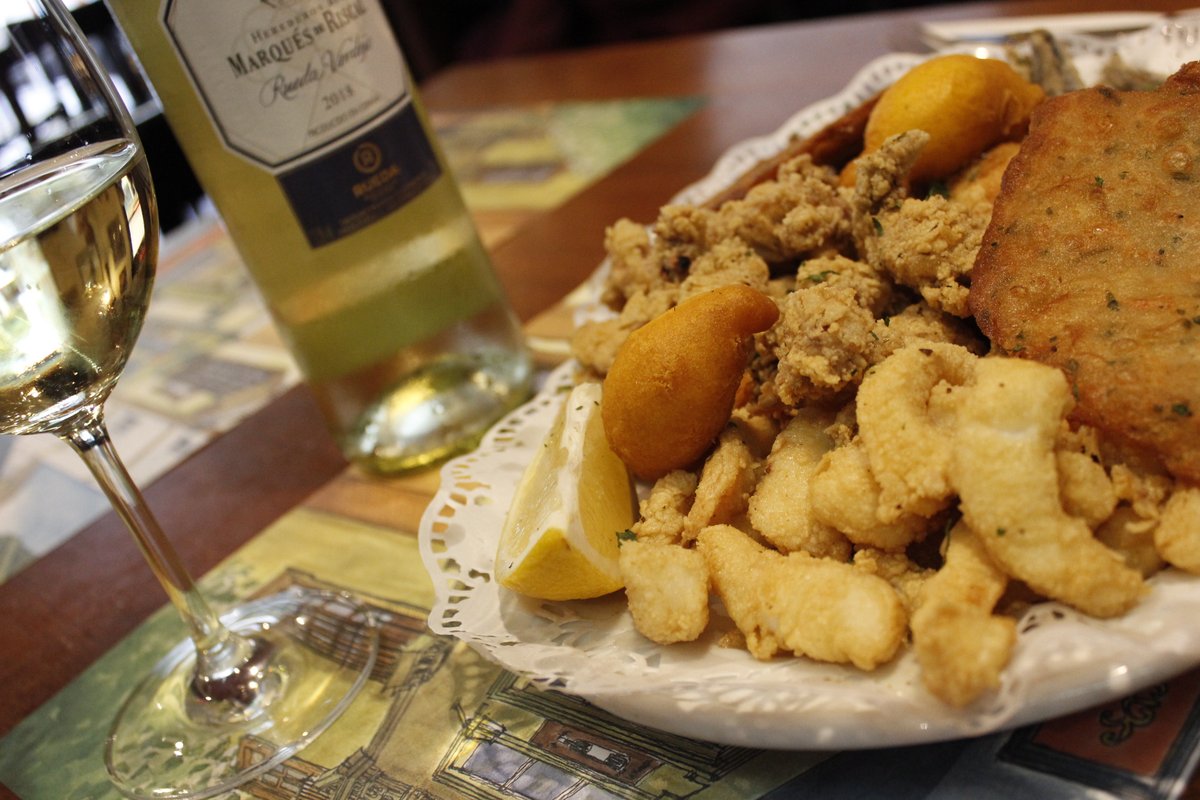 LaModernaTapas's tweet photo. Una buena fritura de pescado se acompaña con un buen vino blanco  #Sevilla #restaurant #food #comida #tradicion #Giralda #bar #Sevillahoy #luch #seville https://t.co/kxNq7Ktqr5
