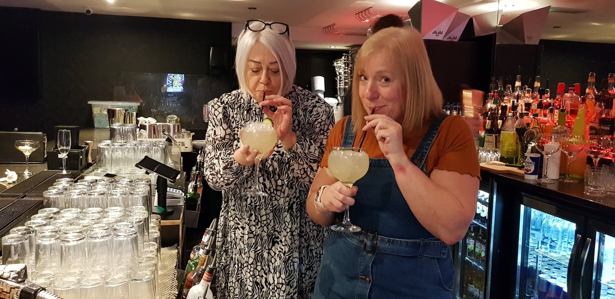 GillySeville's tweet image. I drink enough of them so thought I'd learn how to make them #cocktailmasterclass @BalugaPreston #funtimes