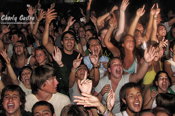 charly_castro20's tweet photo. #efemeridesLPDA
18 de enero de 2008
Las Pastillas @DelAbuelo en Villa Gesell.
La fiesta, con Ale muy sonriente, fue en el boliche The Roxy. https://t.co/B7xxFcuFDC