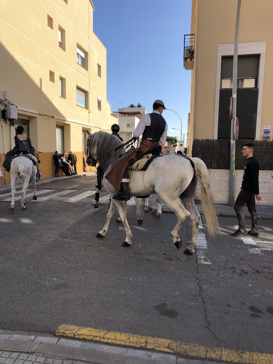 AMontcabrer's tweet photo. Col.laborem juntament amb #PLvilassardemar i #creuroja en el servei preventiu Tres Tombs d’una de les nostres poblacions.
@VilassardeMar 

Posem a disposicio:
- 1 vehicle equipat amb DEA i material sanitari.
- 4 Voluntaris de PC, 2 d’ells sanitaris.
Sense incidencies. https://t.co/UwQgTzjvr4