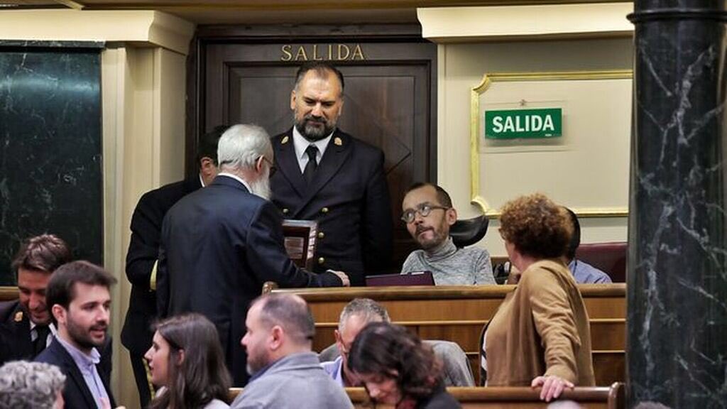 anadebande's tweet photo. Ya estoy hasta las narices de escuchar q el Congreso no es accesible!Antes que #Pnike estuvieron muchos años 2 diputados del PP en sillas de ruedas.lo q sucede es q no eligieron estar en primera fila como el señor,#Pnike que al siguiente día pidió bajar y se le consentió!!#casta https://t.co/GsSWBQF7LQ