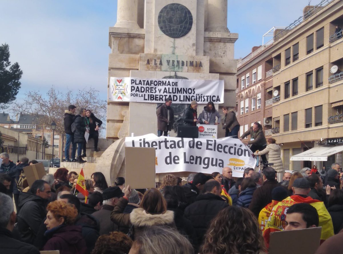 ondarequena's tweet photo. Esta mañana ha tenido lugar en Requena una concentración contra la "imposición lingüística" convocada por la Asociación Hablamos Español. https://t.co/QaL1zbKwaZ