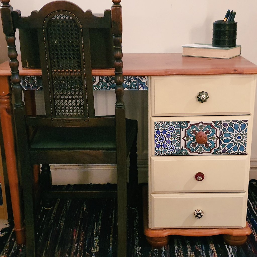 My little writing corner is coming along nicely! #WritersofInstagram #Poet #Vingtage #Desk #Antique #Chair #RemingtonQuietRiter #DCFix #KnobblesandBobbles #LadyHeyes