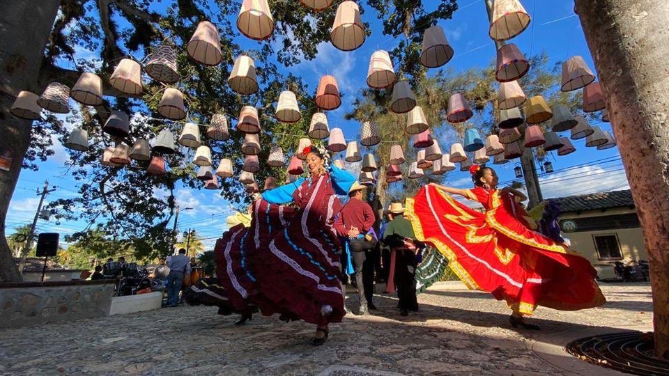 FEDECAMARAHN's tweet photo. Autoridades de Gracias, Lempira, junto a la Pdte de CCI, Yasmi Arita, inauguraron en la Plaza San Sebastián el “Paseo Guancasco”, es la misma plaza donde esta ubicada la taza de #café más grande premiada por récord Guinness. #cámarasenacción #honduras #paisajes @marcaHONDURAS https://t.co/pLIF4zUm6s