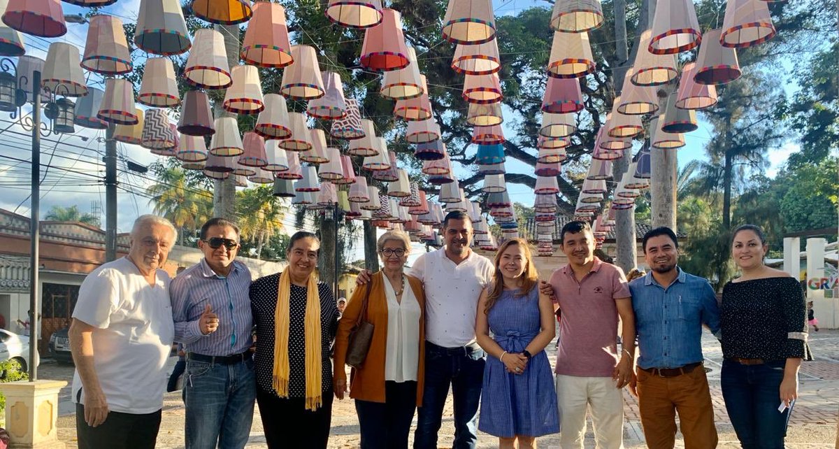 FEDECAMARAHN's tweet photo. Autoridades de Gracias, Lempira, junto a la Pdte de CCI, Yasmi Arita, inauguraron en la Plaza San Sebastián el “Paseo Guancasco”, es la misma plaza donde esta ubicada la taza de #café más grande premiada por récord Guinness. #cámarasenacción #honduras #paisajes @marcaHONDURAS https://t.co/pLIF4zUm6s