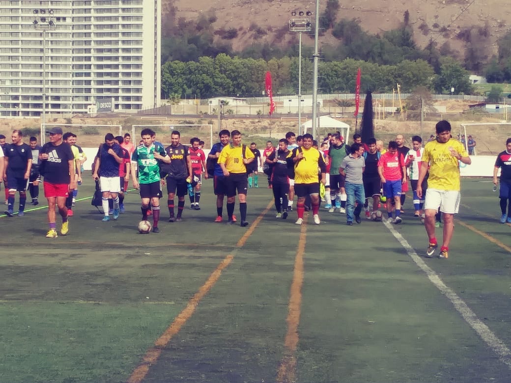 En prueba masiva para “Selección de #Futbol <a href="/clarochile_cl/">Claro Chile</a> “ El #deporte buena herramienta para mejorar #sentidodepertenencia , #orgullo y #calidaddevida laboral
4 DT y 2 PF de la #UC , ademas de balones campeonato nacional