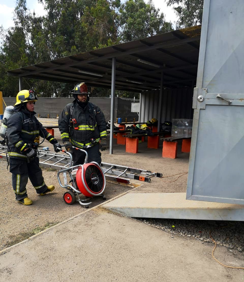 Escuela de Bomberos de Santiago tweet media