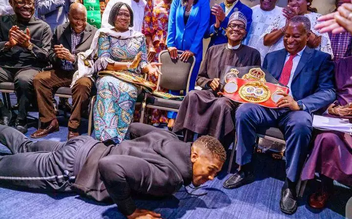 iamminderzz's tweet photo. Anthony Joshsua prostrate for bihari in UK. https://t.co/r1JGsXoqvY https://t.co/R8owEUiBn4