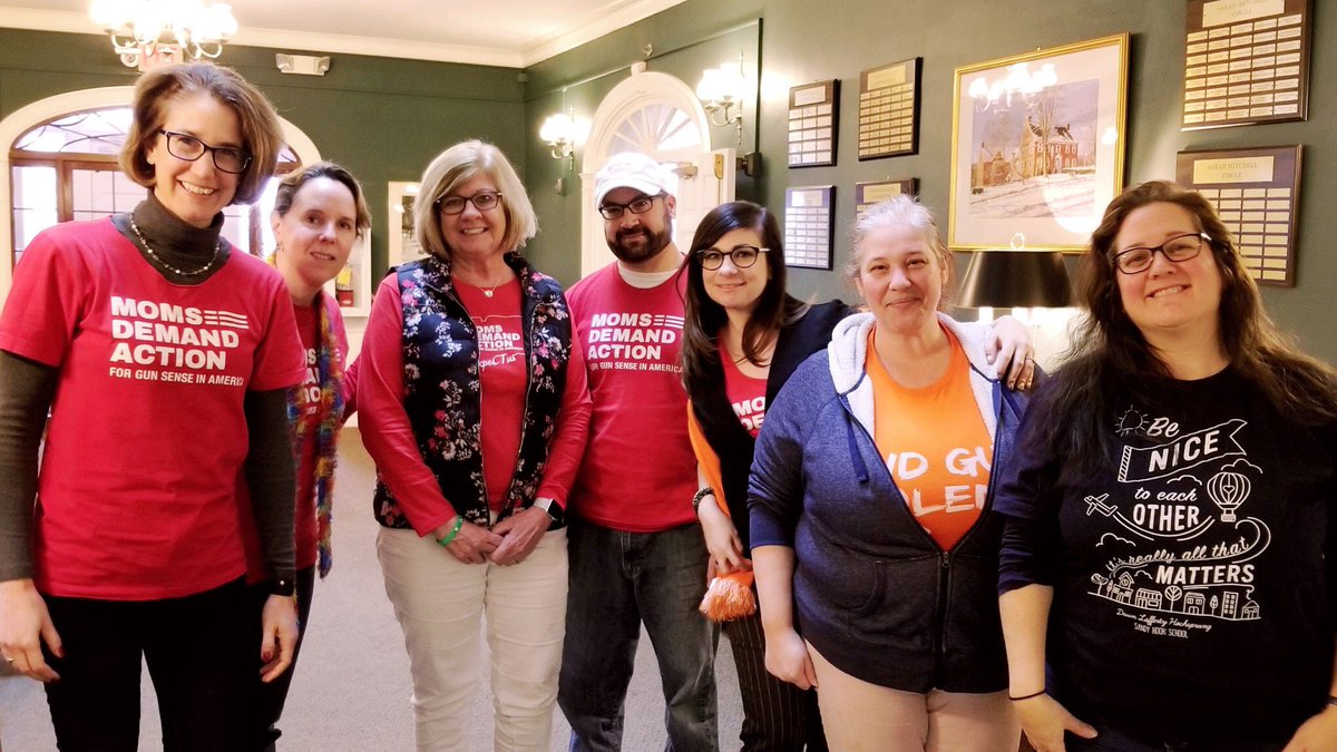 lmccarlson's tweet photo. I ❤️ @MomsDemand | We’re at #WomensMarch2020 | We’re sending 💪🏾 to our #VALeg Moms | We’re gathering here in #Connecticut to plan for 2020 | #ExpectUs https://t.co/XyVt6dU7A5