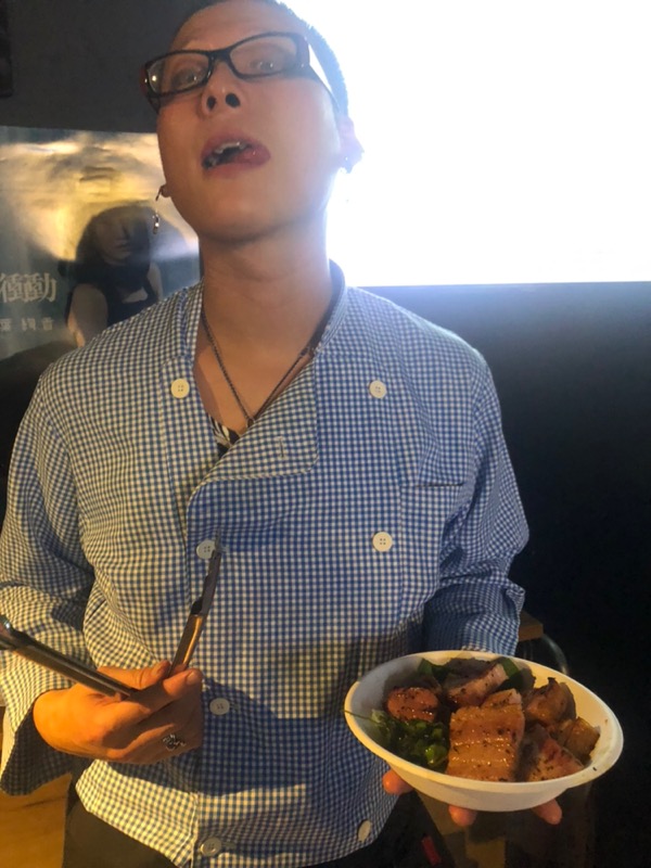 White_Eternity_'s tweet photo. 熱々のベーコン。口に入れたら頬がとろける美味しさ。お供え物と一緒に食べたら神になる。レタスを巻いて食べたら髪を超越するのでは？100点満点中30000点 #ExE_2020 https://t.co/xf0K45jRZs