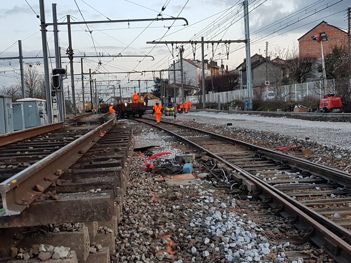 JPhi71's tweet photo. Projet Massy Valenton Est, 1er week-end Tx 2020 Orly, pose d'une nouvelle communication BS 2225A-2225B + 300 m RVB et des forage de pieux.
 + de TGV et + de régularité  pour les trains transiliens #RERC
@itif_travaux @SNCFReseau https://t.co/I4XRvzPb94