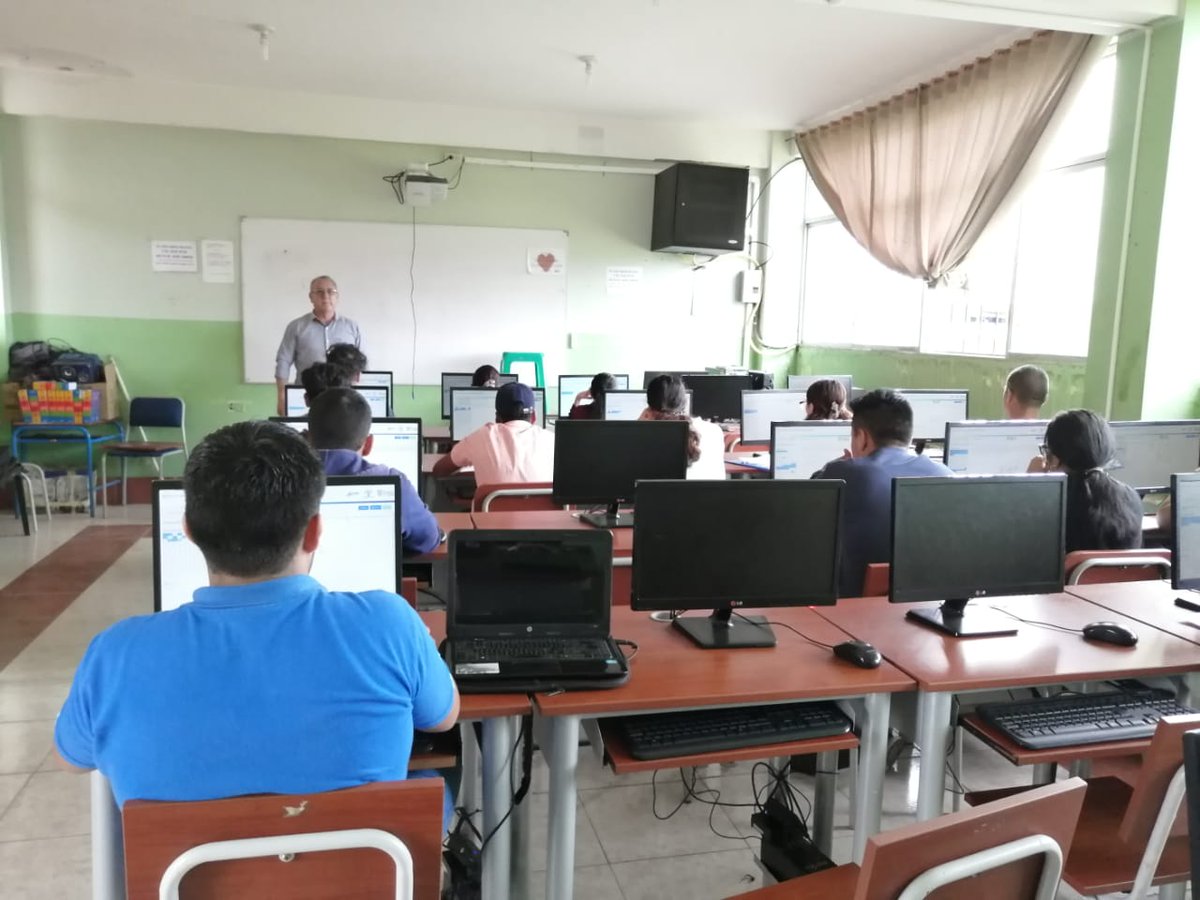 EdgarCuevaV's tweet photo. HOY | MSc.@EdgarCuevaV, director #Distrito23D02 de educación #SantoDomingo, visita sedes para constatar normal desarrollo de la evaluación #SerBachiller. Asisten estudiantes no escolarizados, en las diferentes Unidades Educativas de este distrito educativo. #SomosEducaciónEC https://t.co/s2zF5x4aOh